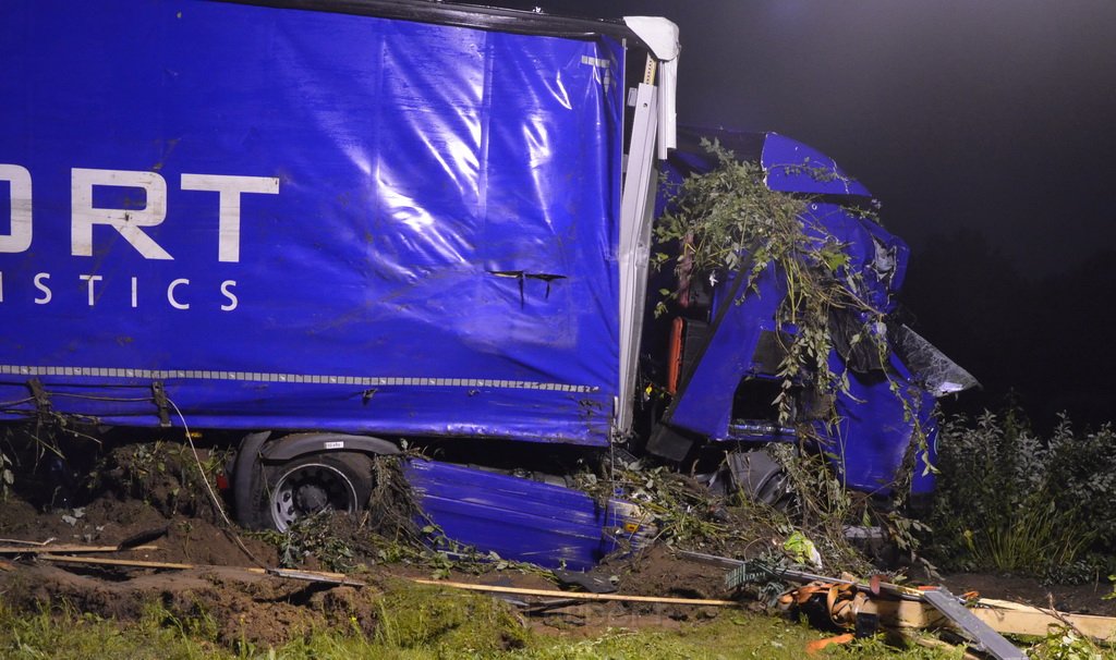 VU LKW umgestuerzt Feldkassel Industriestr Robert Boschstr P194.JPG